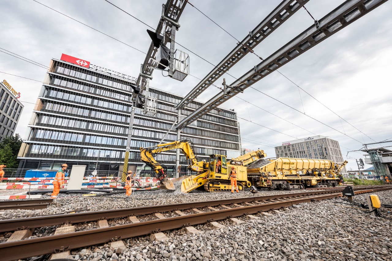Arbeiten zur Rückverschwenkung der Gleise direkt vor dem SBB-Hauptsitz.