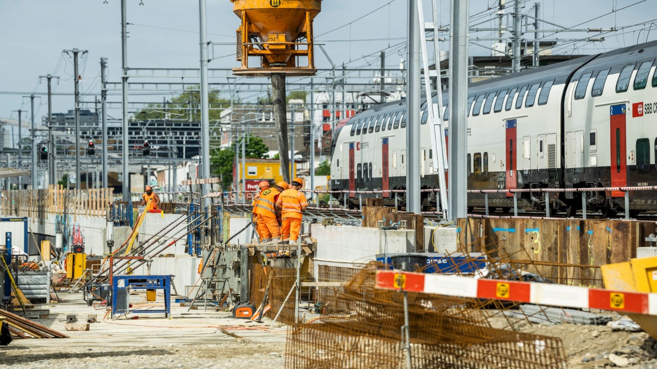 Die Bauarbeiten finden mitten zwischen Betriebsgleisen statt, auf denen hunderte Züge pro Tag vorbeifahren.
