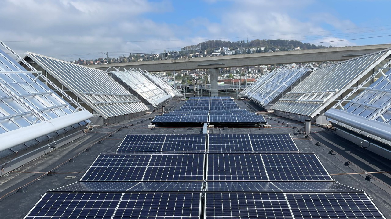 Ein Dach mit Photovoltaik-Anlagen