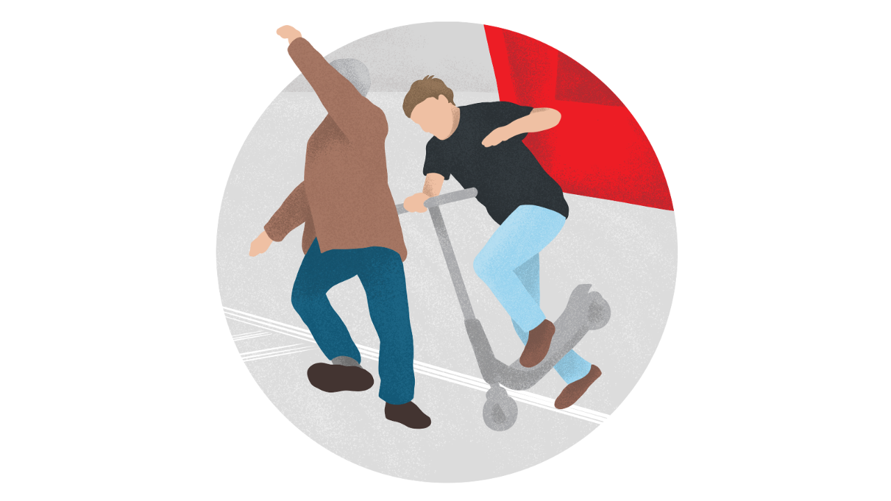 Ein Mann auf einem Trottinette hält sich nicht an das Fahrverbot im Bahnareal und fährt auf dem Perron in einen anderen Reisenden hinein. Der Reisende stürzt und fällt zu Boden.