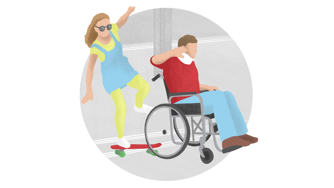Eine Frau auf einem Skateboard hält sich nicht an das Fahrverbot im Bahnareal und fährt auf dem Perron in einen Rollstuhlfahrer hinein. Der Rollstuhlfahrer versucht sich mit seinem Arm zu schützen, die Frau fällt von ihrem Skateboard.