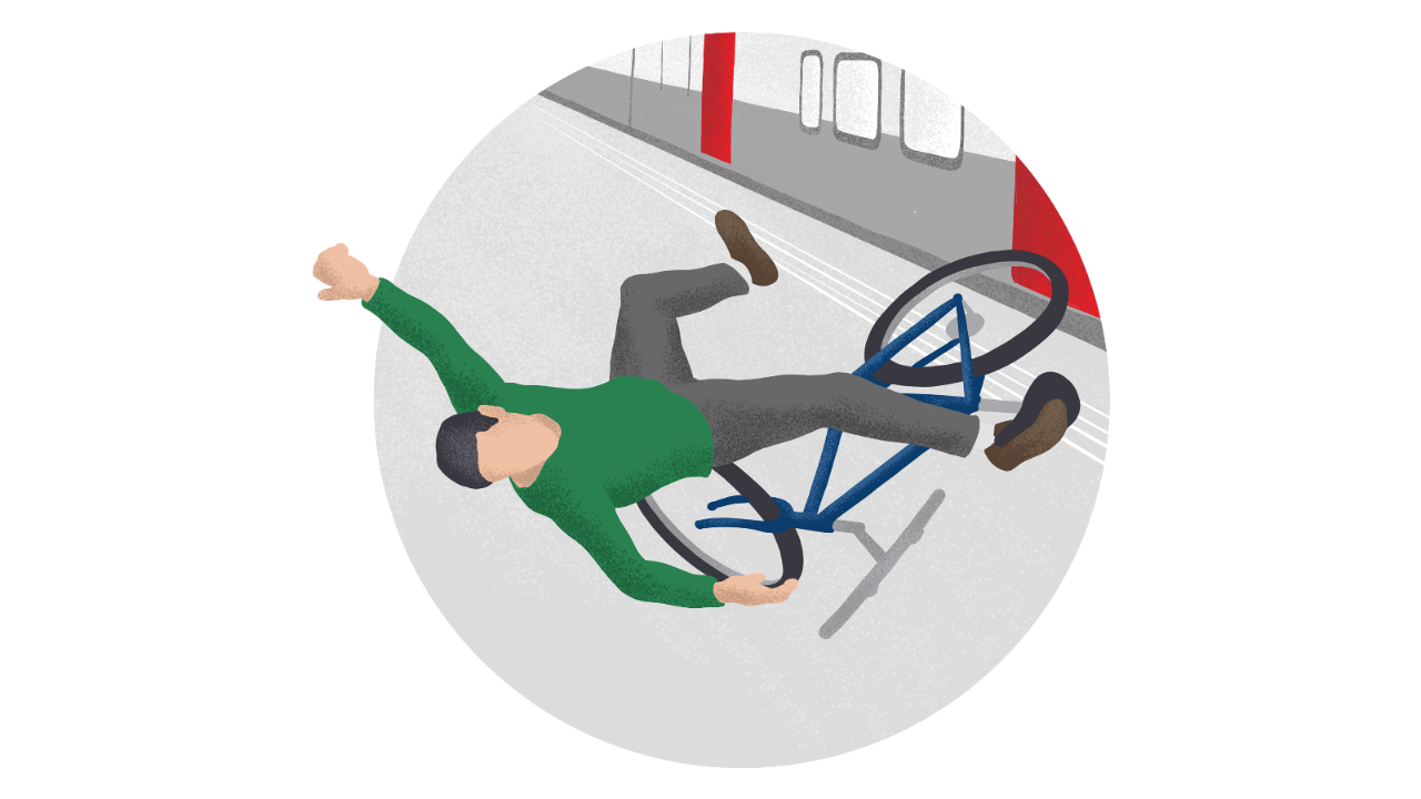 Un homme à vélo ne respecte pas l’interdiction de circuler dans l’enceinte de la gare, perd l’équilibre sur le quai et chute. Il tombe à terre tandis que son vélo glisse devant un train qui entre en gare.