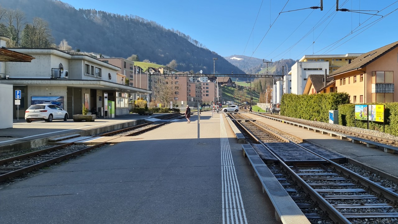 Das Bild zeigt das Mittelperron am Bahnhof Luzern Littau im Jahr 2023: auf den Perrons sind Einsteigsstufen aus Metall angebracht.