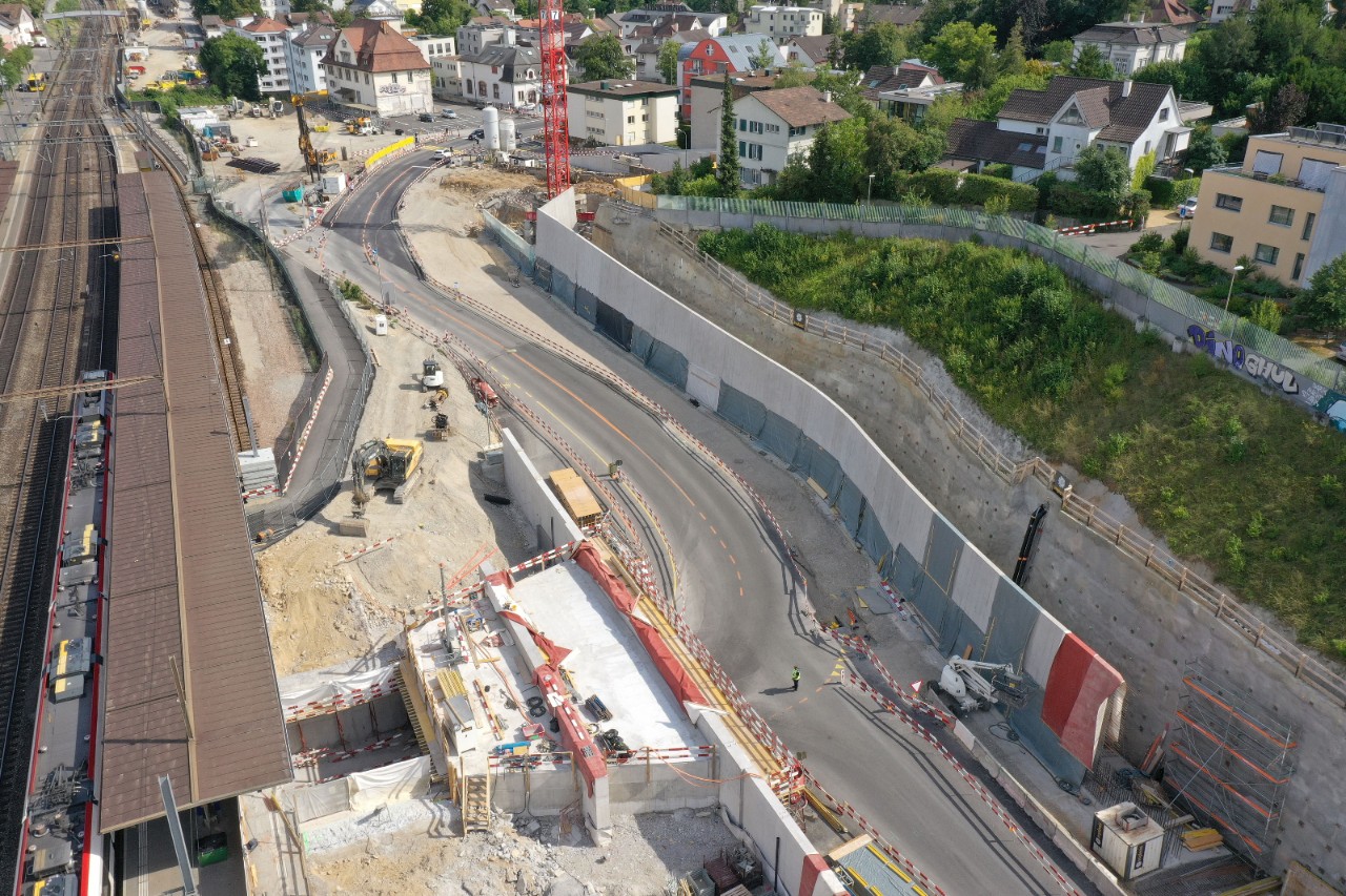 Das Foto vom 19. Juli 2020 zeigt den Bahnhof Liestal von Basel her Richtung Olten gesehen. Rechts zu sehen sind die Arbeiten für die Verlängerung der Strassenunterführung Oristal sowie die Arbeiten für die neue Stützmauer Sichternstrasse.