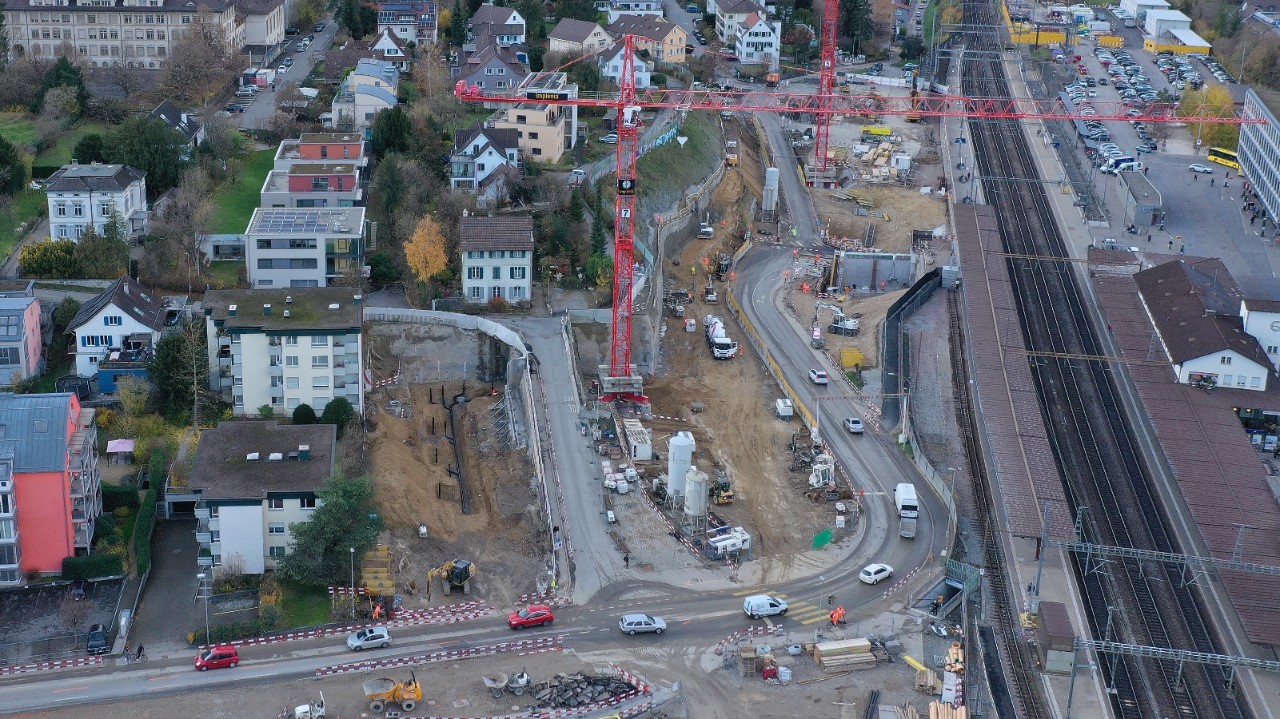 Das Foto vom Dezember 2019 zeigt die Baugrube für das P+Rail-Parkhaus Tiergartenstrasse von der Seite Olten her Richtung Basel gesehen. Links vom roten Kran ist der frühere Abschnitt der Tiergartenstrasse ersichtlich. Dieser wurde im April 2020 durch den neu gebauten Abschnitt (siehe Fotos weiter oben) abgelöst und danach zurückgebaut.