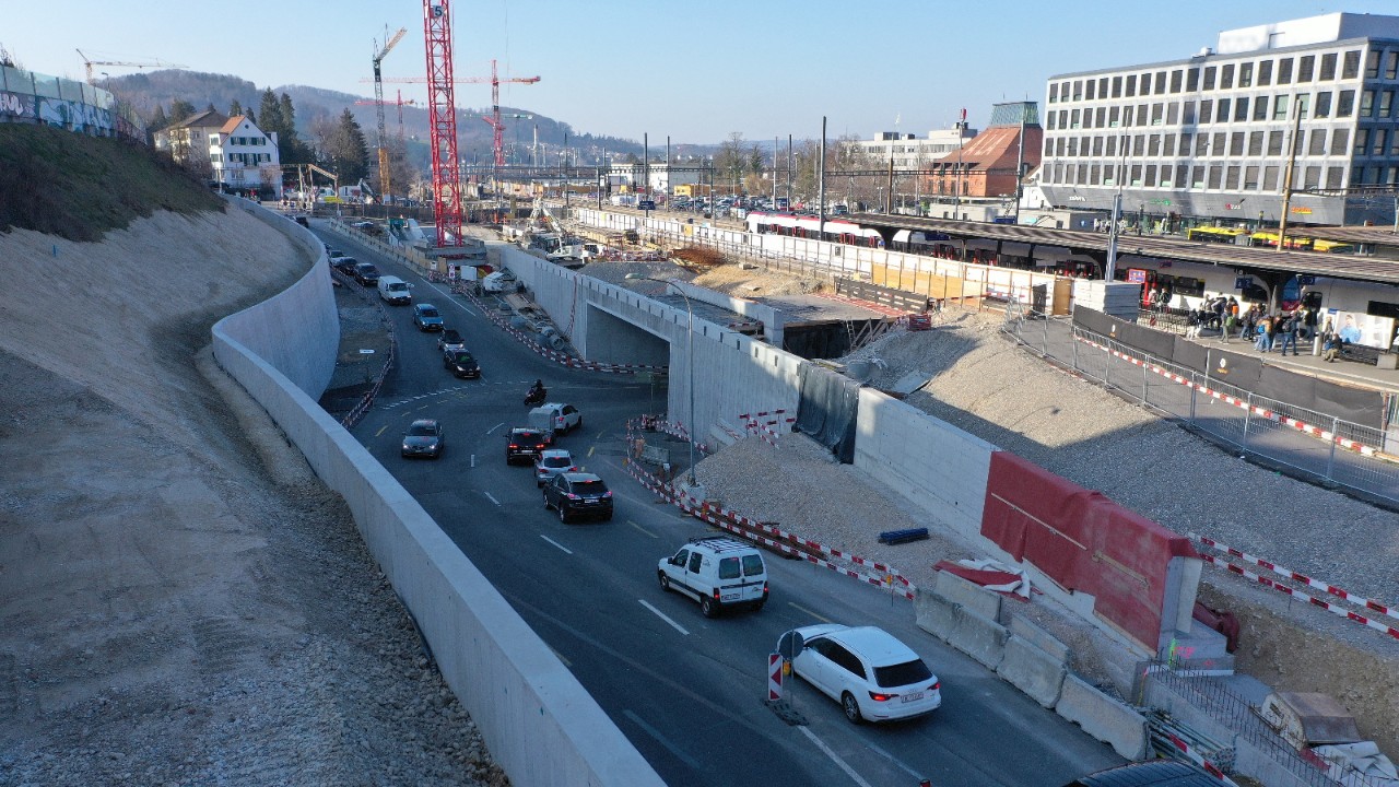 Das Foto vom März 2021 zeigt die Oristalstrasse, welche von unten rechts in die verlängerte Strassenunterführung Oristal führt. Die vorragenden Rechtecke im Beton über dem Unterführungszugang dienen später zur Befestigung des Steges für das städtische Projekt Orisstege.