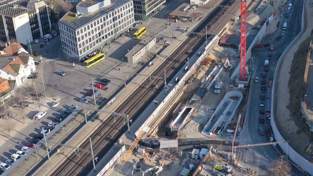 Das Foto vom März 2021 zeigt rechts der Gleise den Bau des neuen, südlichen Zugangs der Personenunterführung Sichtern von der Seite Basel her gesehen.