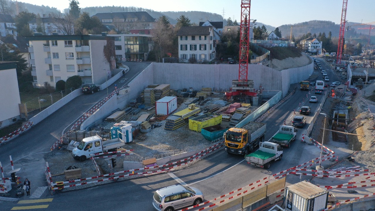 Das Foto vom März 2021 zeigt in der Bildmitte den Standort des künftigen Parkhauses und rechts davon die Oristalstrasse, welche in Richtung Unterführung Oristal führt.