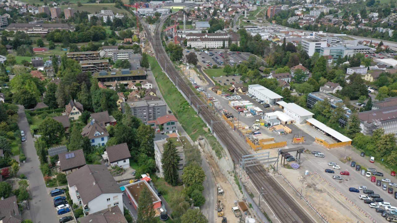Das Foto vom August 2020 zeigt den Bereich der künftigen Stützmauer an der Wiedenhubstrasse auf der linken Gleisfeldseite vom Bahnhof Liestal Richtung Basel gesehen.