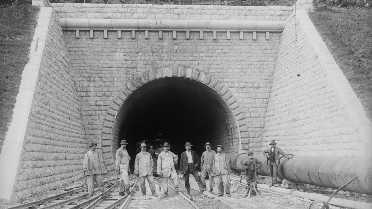 Das historische Foto zeigt das Südportal des Hauenstein-Basistunnels bei Trimbach um 1915 während des Tunnelbaus.