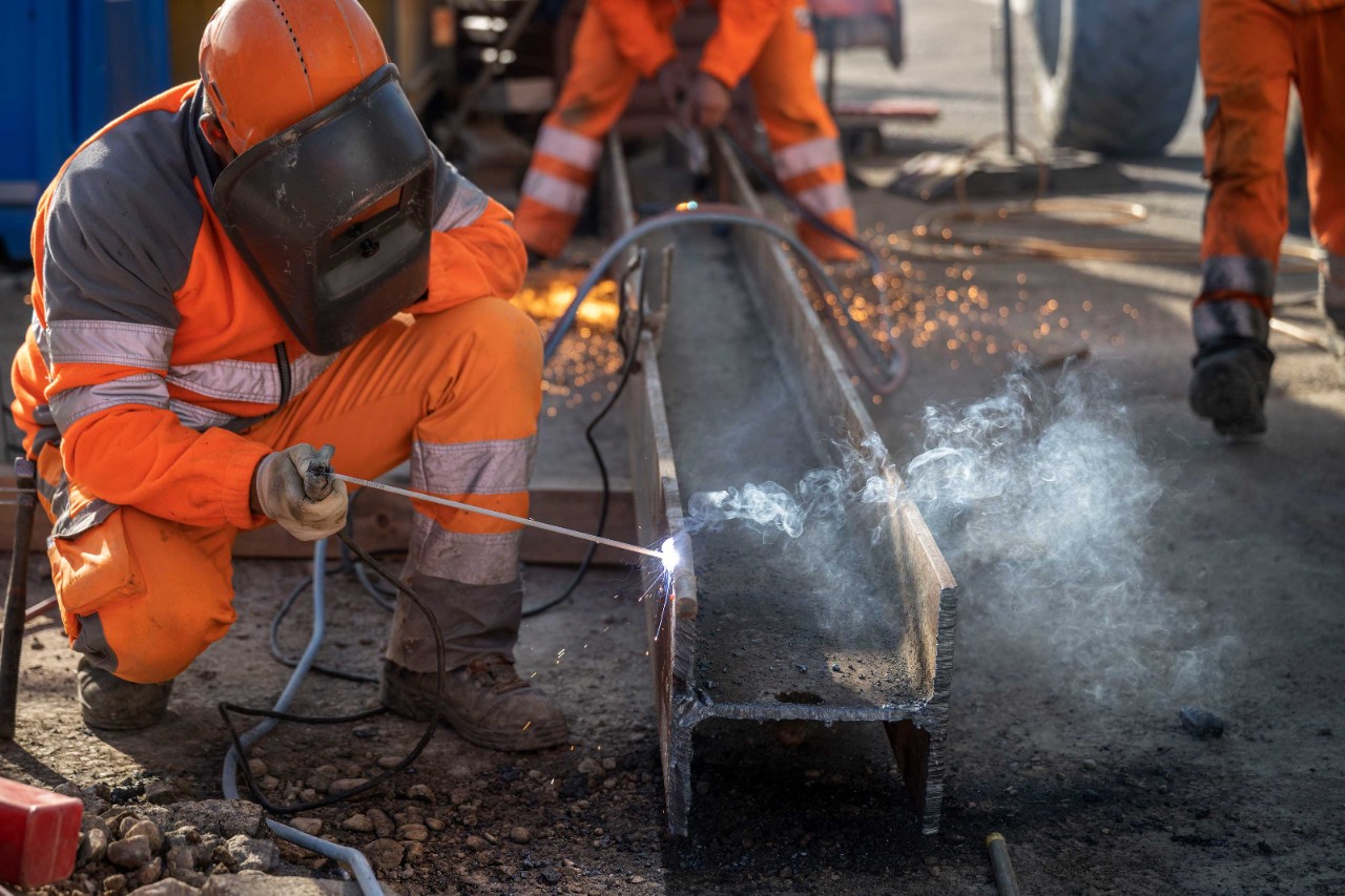 Oktober 2021: Für die Baugrubensicherung werden Schweissarbeiten an den Stahlträgern ausgeführt.