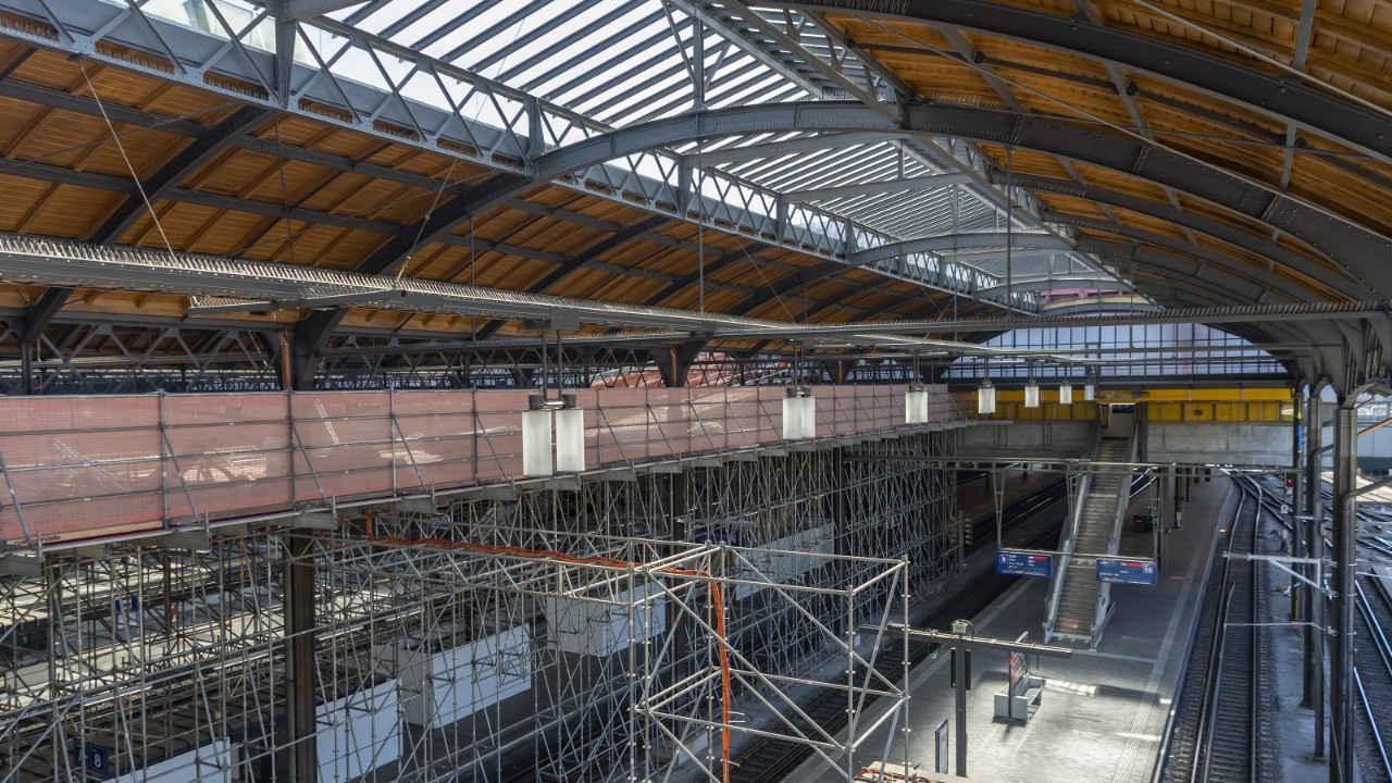 Das Foto vom 6. August 2020 zeigt die sanierte Perronhalle über dem Perron Gleis 9/10 Richtung Postpasserelle gesehen. Links im Bild befindet sich das Baugerüst, auf welchem die Arbeitsbühne thront.