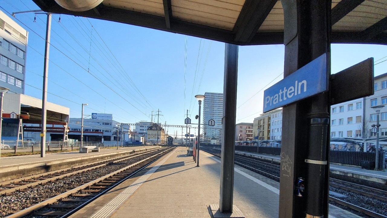 Das Foto vom Februar 2021 zeigt die Perronanlagen im Bahnhof Pratteln in Richtung Liestal, beziehungsweise in Richtung Osten gesehen.