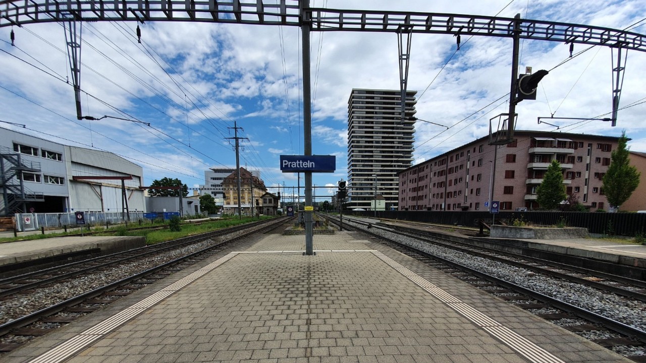 Das Foto vom Juni 2021 zeigt die bestehenden drei östlichen Enden der Perrons im Bahnhof Pratteln.