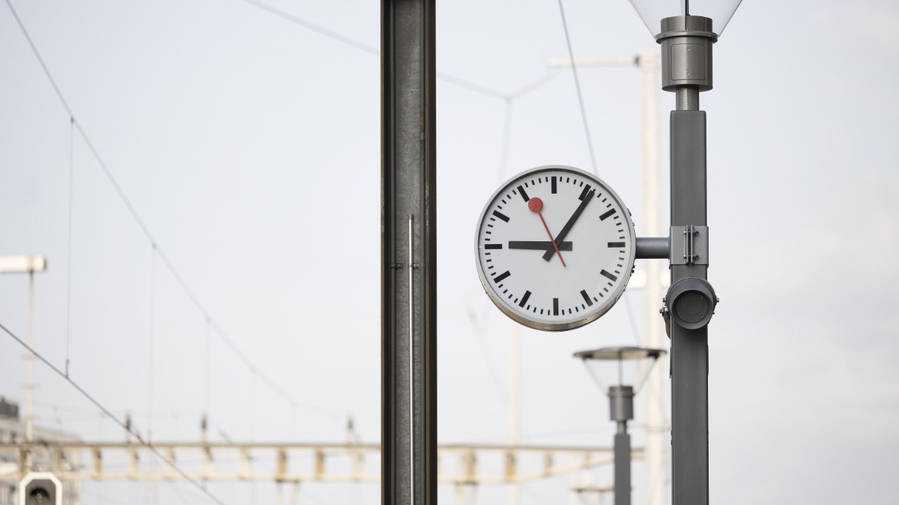 Das Themenbild zeigt eine SBB Uhr an einem Bahnhof.