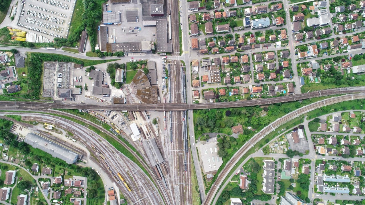 Das Foto zeigt den Viadukt von Osten (Seite Bahnhof Brugg) Richtung Westen (Seite Aarau) gesehen.