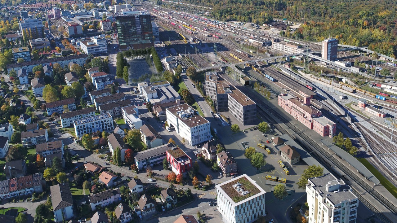 Die Visualisierung zeigt den Bahnhof Muttenz nach Realisierung des Projekts. Auf der rechten Bildhälfte sind unter anderem der neue Perron Gleis 4 und das neue Bahntechnikgebäude mit dem Stellwerk erkennbar.
