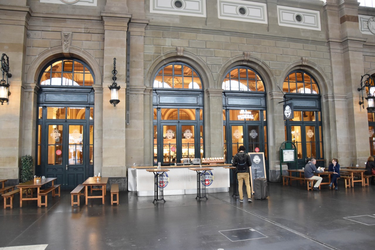 Aussenansicht der Brasserie Federal neben der Bahnhofshalle des Zürich HB.