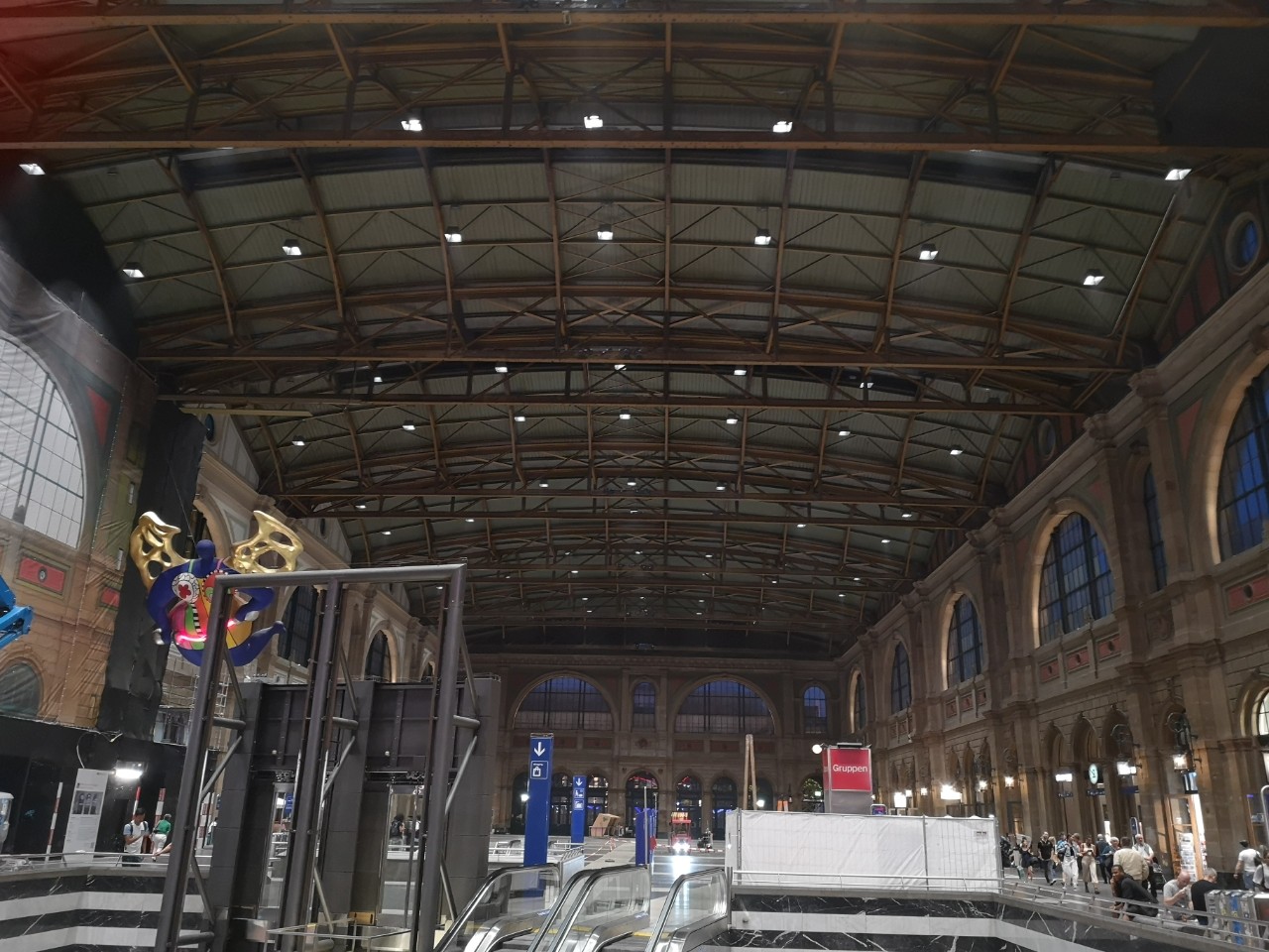 Die Bahnhofshalle des Zürich HB mit den neuen energiesparenden LED-Lampen in Betrieb bei Nacht.