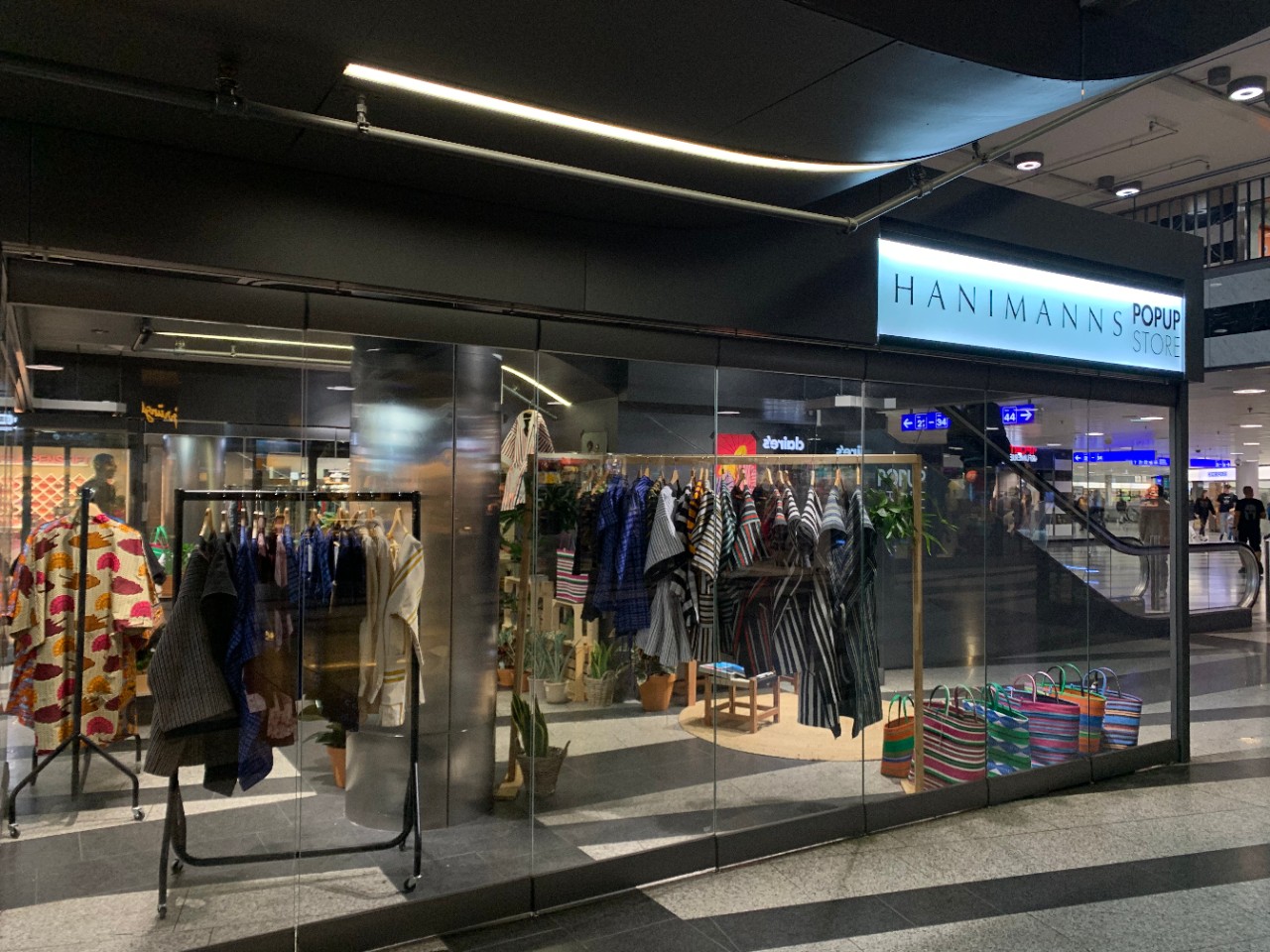 Der gläserne Pop-Up Store «Hannimanns» befindet sich hinter der Rolltreppe, welche die Passage Bahnhofstrasse mit der Bahnhofhalle verbindet.