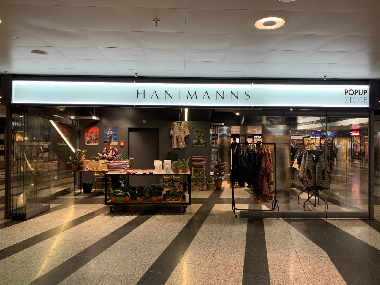 Im gläsernen Pop-Up Store von «Hannimanns» sind bunte Kleider und Accessoires westafrikanischer Designer ausgestellt.