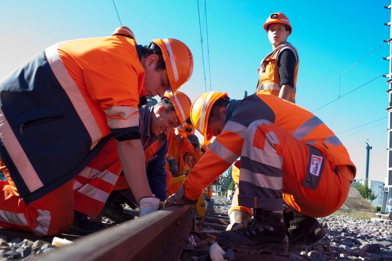Das Themenbild zeigt ein Bauteam der SBB bei Schienenarbeiten.