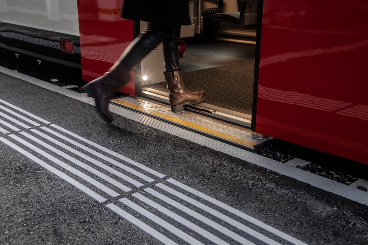 Das Themenbild zeigt den barrierefreien Einstieg von einem auf Höhe 55 Zentimeter ausgebauten Perron in einen Zug.